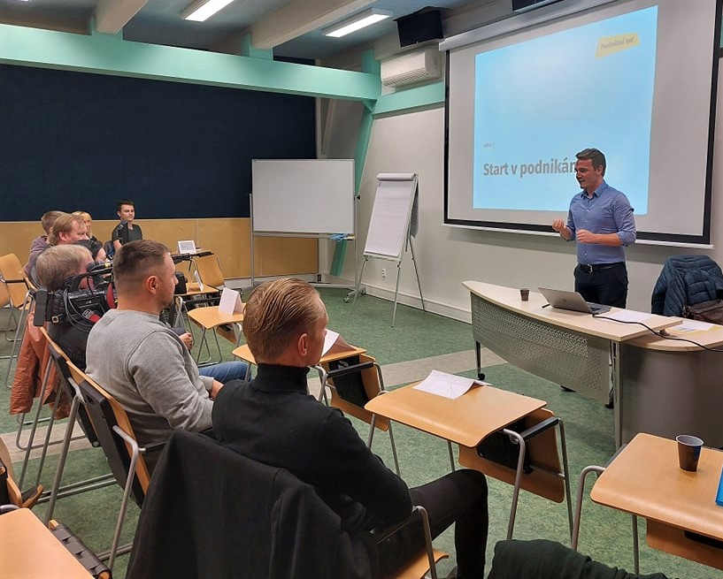 Workshop Podnikni to! ve Svitavách — lektor u plátna a účastníci kurzu